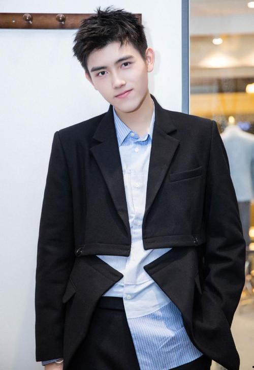 娱乐吃瓜博主陈飞宇微博,揭秘娱乐圈幕后故事  第3张